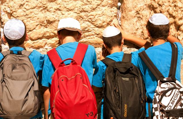 Garotos rezam no muro das Lamentações, em Jerusalém Garotos rezam no muro das Lamentações, em Jerusalém