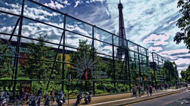Quem vai com a ideia de conhecer o Louvre pode passar despercebido pelo museu das artes e das civilizações da África, da Ásia, da Oceania e das Américas. Mas quem tem o objetivo de conhecer Paris mais a fundo pode apostar no Quai Branly, super próximo da torre, com um jardim de babar, uma programação cultural bem das interessantes e ainda tem um café com vista para a “Dama de Ferro”. Sem contar o projeto arquitetônico que é de Jean Nouvel, ícone da arquitetura para os franceses. Quem vai com a ideia de conhecer o Louvre pode passar despercebido pelo museu das artes e das civilizações da África, da Ásia, da Oceania e das Américas. Mas quem tem o objetivo de conhecer Paris mais a fundo pode apostar no Quai Branly, super próximo da torre, com um jardim de babar, uma programação cultural bem das interessantes e ainda tem um café com vista para a “Dama de Ferro”. Sem contar o projeto arquitetônico que é de Jean Nouvel, ícone da arquitetura para os franceses.