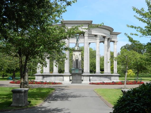 Situado no Cathays Park, em Cardiff, o National War Memorial homenageia os galeses mortos durante a Primeira e a Segunda Guerra Mundial Situado no Cathays Park, em Cardiff, o National War Memorial homenageia os galeses mortos durante a Primeira e a Segunda Guerra Mundial