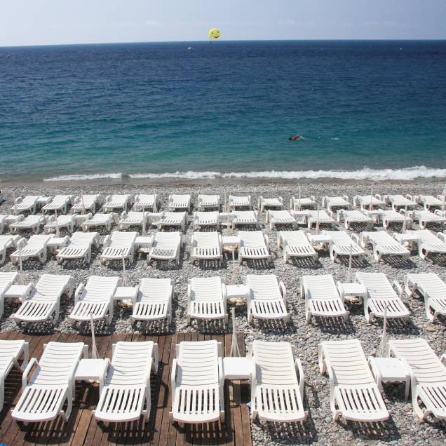 Praia em Nice, no mediterrâneo francês Praia em Nice, no mediterrâneo francês