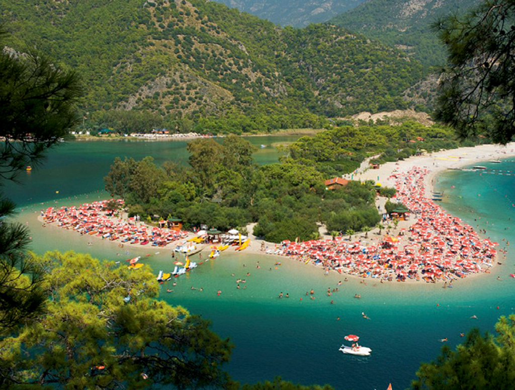 Praia de Ölüdeniz, em Fethiye, na Turquia Praia de Ölüdeniz, em Fethiye, na Turquia