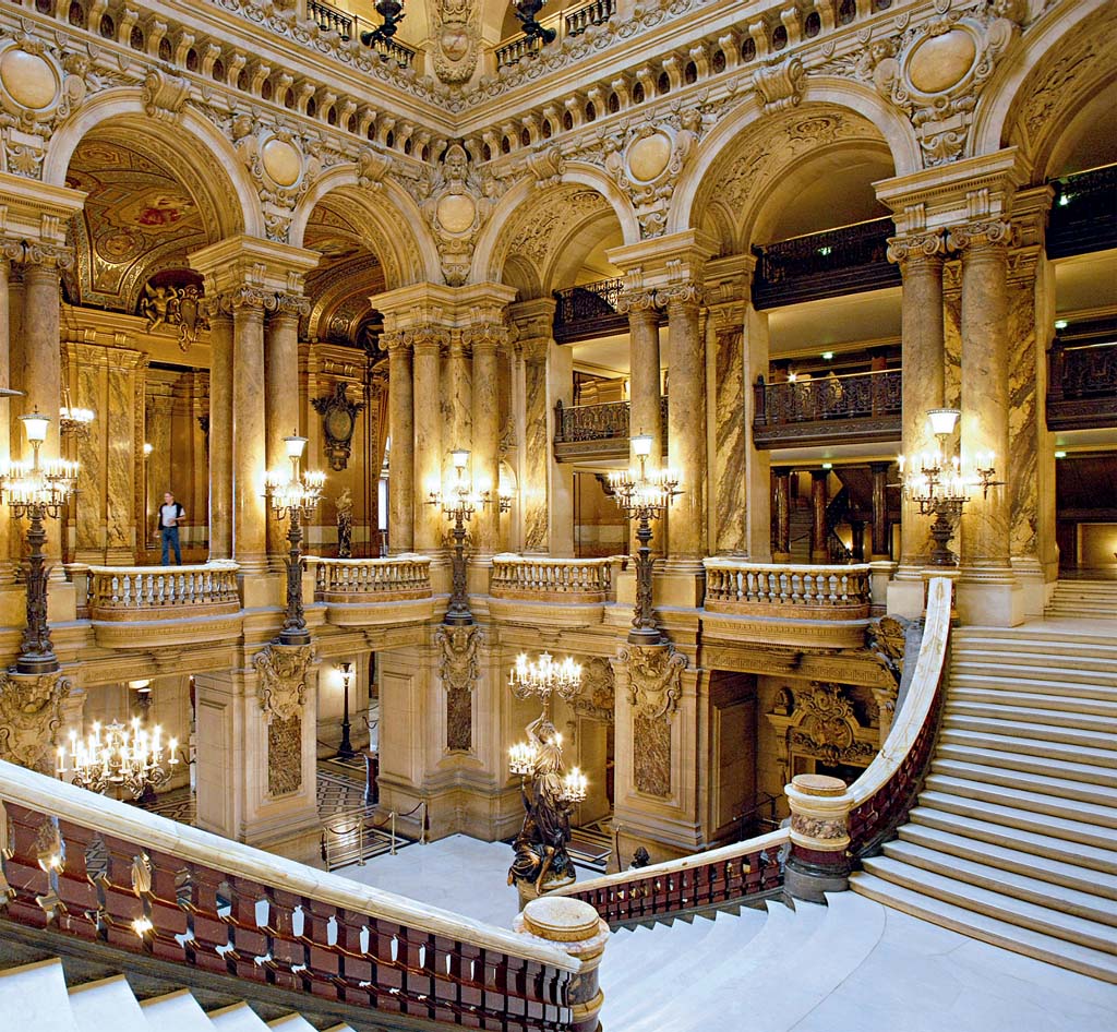 Interior da majestosa Op&eacute;ra Garnier, em Paris