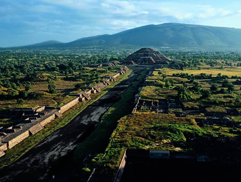 Atravessando o centro de cerimônias de Teotihuacan, a rua dos Mortos termina na Pirâmide da Lua, uma plataforma para rituais e sacrifícios públicos cujo formato imita o de uma montanha. Atravessando o centro de cerimônias de Teotihuacan, a rua dos Mortos termina na Pirâmide da Lua, uma plataforma para rituais e sacrifícios públicos cujo formato imita o de uma montanha.