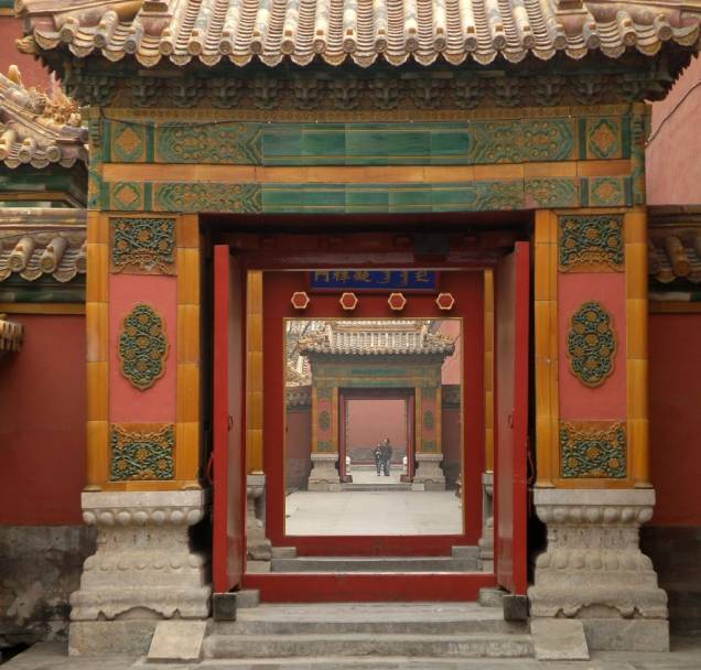 A Cidade Proibida é uma das melhores atrações não só de Pequim, mas de toda a China, com edifícios importantes, como o Hall da Suprema Harmonia, museus e inúmeras portas que escondem pátios e jardins ricamente decorados que um dia serviram a grande corte imperial A Cidade Proibida é uma das melhores atrações não só de Pequim, mas de toda a China, com edifícios importantes, como o Hall da Suprema Harmonia, museus e inúmeras portas que escondem pátios e jardins ricamente decorados que um dia serviram a grande corte imperial
