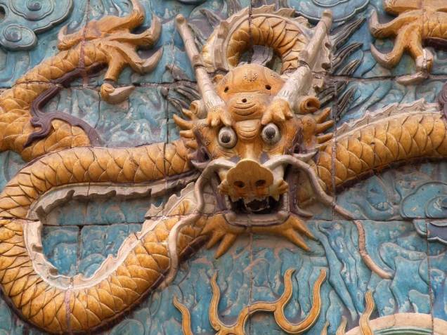 Detalhe do Painel dos Nove Dragões, na Cidade Proibida. O dragão traz um forte simbolismo nos países do oriente e é frequentemente ligado aos imperadores da China Detalhe do Painel dos Nove Dragões, na Cidade Proibida. O dragão traz um forte simbolismo nos países do oriente e é frequentemente ligado aos imperadores da China