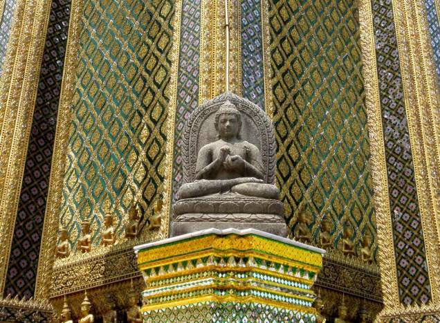 Dentre os múltiplos edifícios do Wat Phra Kheo encontra-se o Phra Mondop, a ricamente adornada biblioteca de Rama I Dentre os múltiplos edifícios do Wat Phra Kheo encontra-se o Phra Mondop, a ricamente adornada biblioteca de Rama I