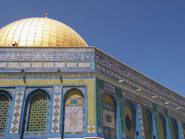 O Domo da Rocha, em Jerusalém, é um dos mais belos edifícios da cidade com suas caligrafias e a magnífica cúpula dourada O Domo da Rocha, em Jerusalém, é um dos mais belos edifícios da cidade com suas caligrafias e a magnífica cúpula dourada