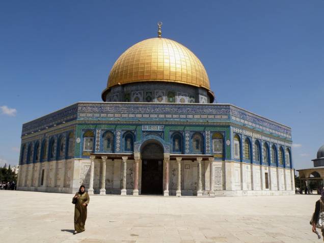 O Domo da Rocha, em Jerusalém, protege o lugar no qual a tradição islâmica diz que Maomé ascendeu aos céus. Ele fica exatamente no mesmo lugar do Segundo Templo judaico. O Domo da Rocha, em Jerusalém, protege o lugar no qual a tradição islâmica diz que Maomé ascendeu aos céus. Ele fica exatamente no mesmo lugar do Segundo Templo judaico.