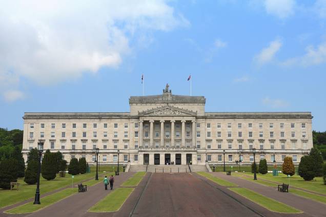 O Palácio do Parlamento, lar da Assembleia da <a href="https://viajeaqui.abril.com.br/paises/irlanda-do-norte" rel="Irlanda do Norte">Irlanda do Norte</a>, é rodeado por um imenso jardim. As visitas guiadas duram entre 30 e 45 minutos O Palácio do Parlamento, lar da Assembleia da <a href="https://viajeaqui.abril.com.br/paises/irlanda-do-norte" rel="Irlanda do Norte">Irlanda do Norte</a>, é rodeado por um imenso jardim. As visitas guiadas duram entre 30 e 45 minutos