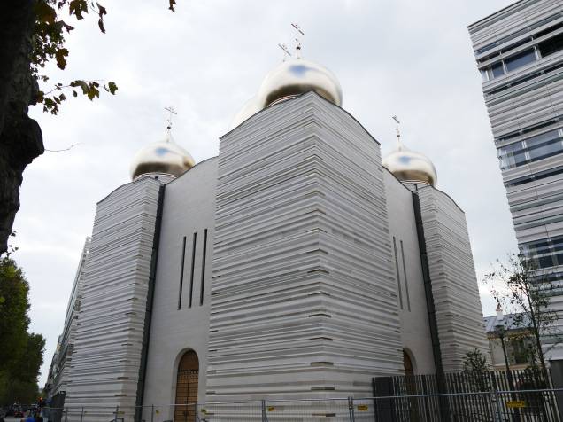 A Igreja da Santíssima Trindade é um dos mais novos monumentos próximos à Torre. O templo é ortodoxo e rende uma polêmica pois teve sua construção apoiada por Putin, o que para alguns configura uma manobra política e religiosa para demarcar a influência da Rússia sobre a França. A igreja tem cúpulas revestidas de ouro e é aberta para visitação. A Igreja da Santíssima Trindade é um dos mais novos monumentos próximos à Torre. O templo é ortodoxo e rende uma polêmica pois teve sua construção apoiada por Putin, o que para alguns configura uma manobra política e religiosa para demarcar a influência da Rússia sobre a França. A igreja tem cúpulas revestidas de ouro e é aberta para visitação.