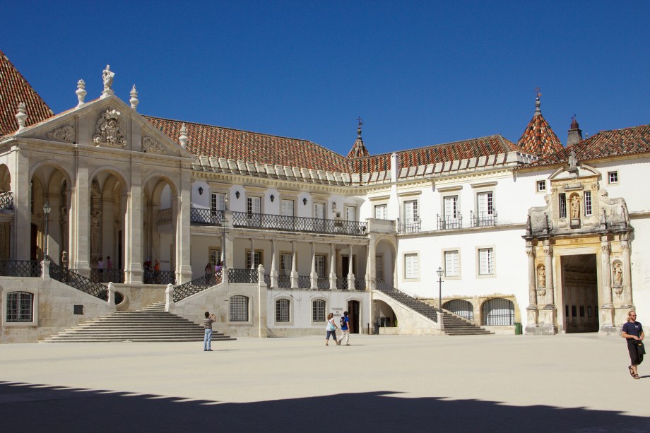 Não subestime Coimbra pensando que se trata apenas de uma cidade universitária com uma das faculdades mais antigas do mundo. Se a monumentalidade de construções do século 13 não te surpreende (pois deveria), os ares jovens da cidade, que já foi capital de Portugal, vão te convencer.  <em><a href="https://www.booking.com/searchresults.pt-br.html?aid=332455&sid=605c56653290b80351df808102ac423d&sb=1&src=index&src_elem=sb&error_url=https%3A%2F%2Fwww.booking.com%2Findex.pt-br.html%3Faid%3D332455%3Bsid%3D605c56653290b80351df808102ac423d%3Bsb_price_type%3Dtotal%26%3B&ss=Coimbra%2C+Regi%C3%A3o+do+Centro%2C+Portugal&checkin_monthday=&checkin_month=&checkin_year=&checkout_monthday=&checkout_month=&checkout_year=&no_rooms=1&group_adults=2&group_children=0&b_h4u_keep_filters=&from_sf=1&ss_raw=Coimbra&ac_position=0&ac_langcode=xb&dest_id=-2163275&dest_type=city&place_id_lat=40.21098&place_id_lon=-8.42921&search_pageview_id=b6e97cc4374c0398&search_selected=true&search_pageview_id=b6e97cc4374c0398&ac_suggestion_list_length=5&ac_suggestion_theme_list_length=0" target="_blank" rel="noopener">Busque hospedagens em Coimbra</a></em>