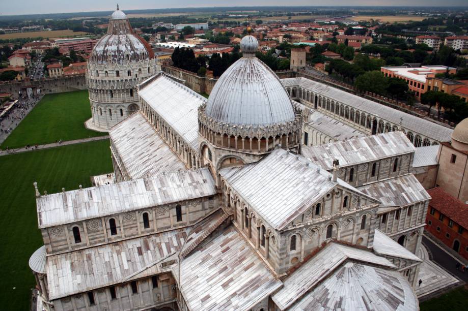 Vista da Piazza dei Miracoli a partir da Torre de Pisa. A colunata branca à direita é o cemitério Camposanto. Segundo a tradição diz-se que aqui há terra trazida do Gólgota, trazida de Jerusalém pelos Cruzados