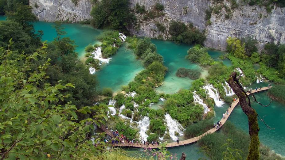 As cores das águas dos Lagos de Plitvice mudam constantemente, dependendo da época do ano