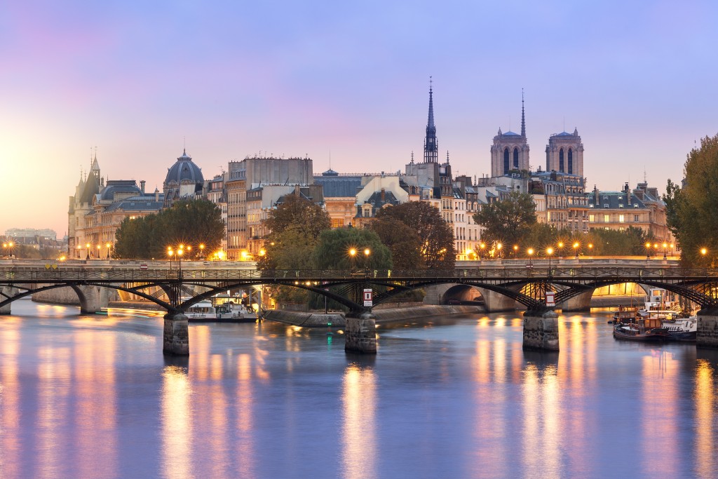 A Pont des Arts livre e limpinha (foto: iStock/johnkellerman)