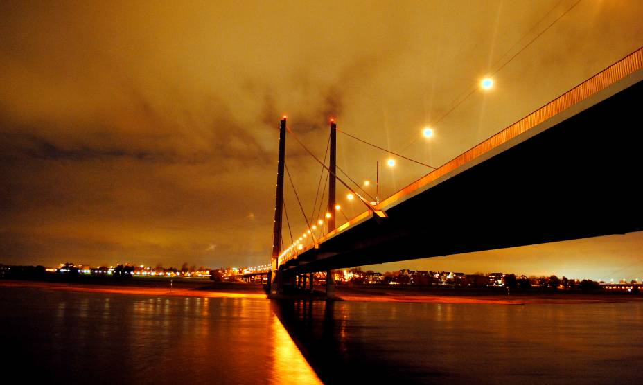 A beleza da ponte Rheinkniebrücke em Düsseldorf, na Alemanha