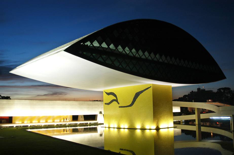 <strong>14. <a href="https://viajeaqui.abril.com.br/estabelecimentos/br-pr-curitiba-atracao-museu-oscar-niemeyer" target="_self">Museu Oscar Niemeyer</a>, <a href="https://viajeaqui.abril.com.br/cidades/br-pr-curitiba" target="_self">Curitiba</a>, <a href="https://viajeaqui.abril.com.br/estados/br-parana" target="_self">Paran&aacute;</a></strong> Popularmente conhecido como "Museu do Olho", o pr&eacute;dio &eacute; dedicado a mostras de artes visuais, arquitetura e design. Seu acervo fixo tem obras de nomes como Tarsila do Amaral, C&acirc;ndido Portinari, Andy Warhol e Di Cavalcanti