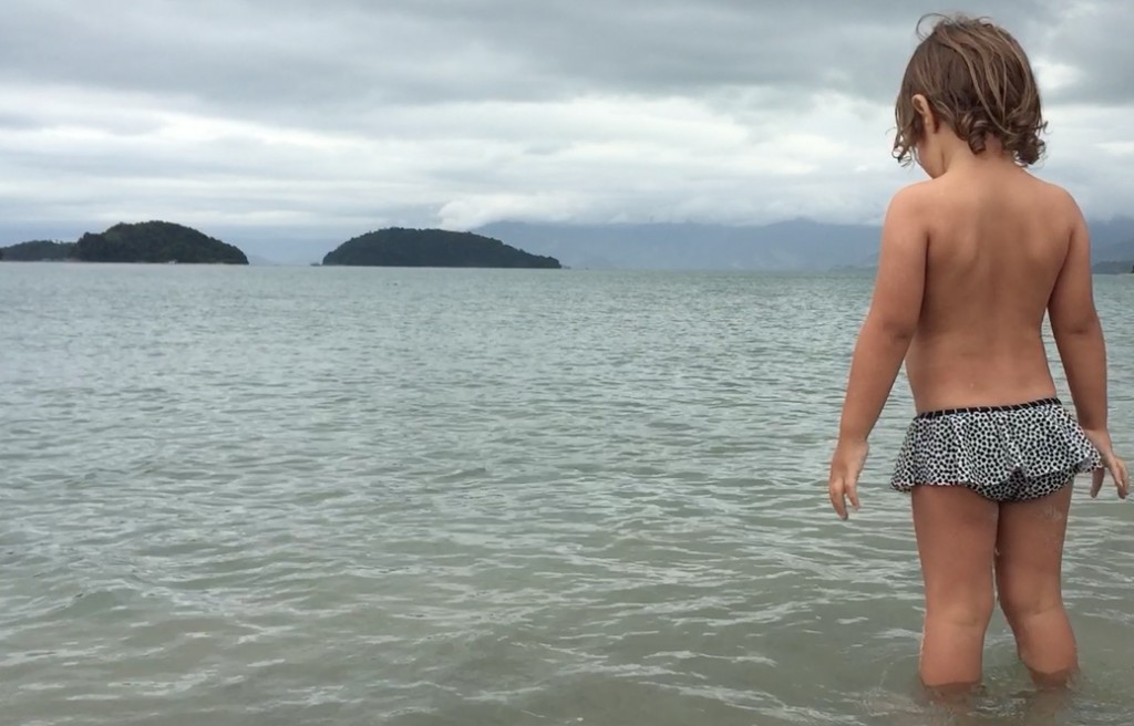 O mar sem ondas &eacute; perfeito para as crian&ccedil;as! (Foto: Fam&iacute;lia N&ocirc;made)