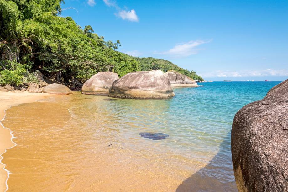A praia Itaguaçu, em Ilha Grande, fica a cerca de 500 metros da <a href="https://viajeaqui.abril.com.br/estabelecimentos/br-rj-ilha-grande-atracao-praia-vermelha" rel="Praia Vermelha" target="_blank">Praia Vermelha</a> e tem pedras gigantes que facilitam a observação da vida marinha local - leve seu snorkel!