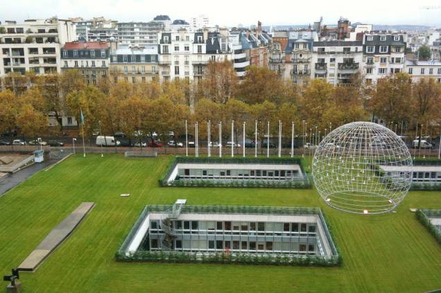 A sede da Unesco é um dos escassos porém importantes exemplos da arquitetura moderna em Paris. A visita pede hora marcada pelo site mas é imperdível para os amantes de boa arte e arquitetura. Lá dentro, além de conhecer a sede de uma das organizações mais importantes do mundo, você terá a chance de ver obras inéditas, passando por Picasso, Joan Miró, Erik Reitzel e mostras temporárias de arte contemporânea. A sede da Unesco é um dos escassos porém importantes exemplos da arquitetura moderna em Paris. A visita pede hora marcada pelo site mas é imperdível para os amantes de boa arte e arquitetura. Lá dentro, além de conhecer a sede de uma das organizações mais importantes do mundo, você terá a chance de ver obras inéditas, passando por Picasso, Joan Miró, Erik Reitzel e mostras temporárias de arte contemporânea.