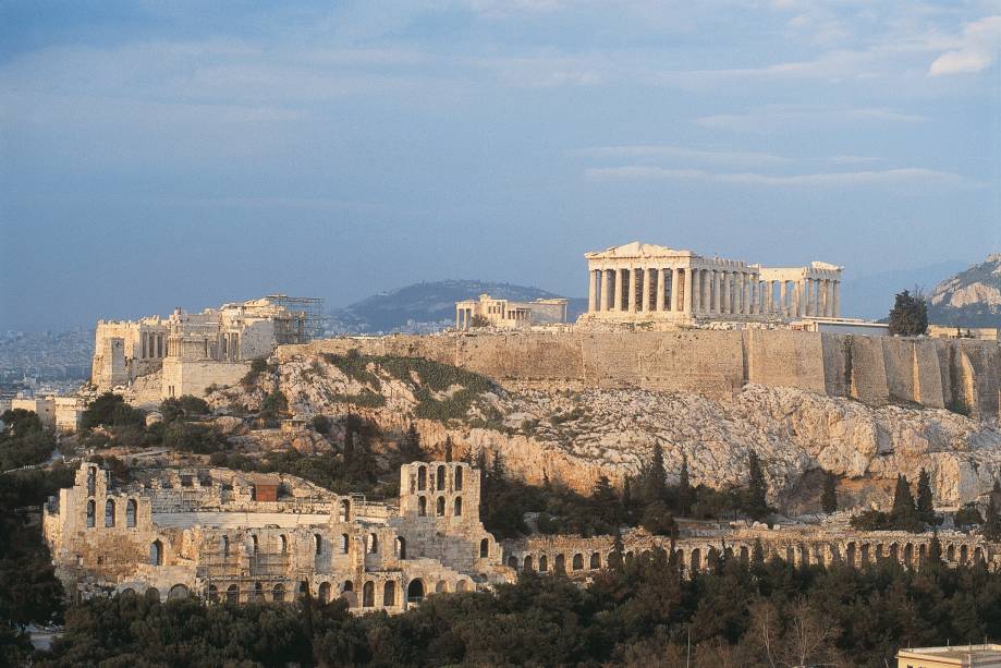 Em <strong>Belíssima</strong>, a trama começa na <a href="https://viajeaqui.abril.com.br/paises/grecia" rel="Grécia" target="_self">Grécia</a>, onde Pedro (Henri Castelli) e Vitória (Cláudia Abreu) moram e estão nos preparativos do casamento. A novela traz um pouco da cultura do lugar e tenta mostrar alguns costumes dos moradores de <a href="https://viajeaqui.abril.com.br/cidades/grecia-atenas" rel="Atenas" target="_self">Atenas</a> – cidade histórica e também boêmia, cosmopolita e eclética. A capital da Grécia é repleta de belos restaurantes e uma vida noturna agitadíssima. Em <strong>Belíssima</strong>, a trama começa na <a href="https://viajeaqui.abril.com.br/paises/grecia" rel="Grécia" target="_self">Grécia</a>, onde Pedro (Henri Castelli) e Vitória (Cláudia Abreu) moram e estão nos preparativos do casamento. A novela traz um pouco da cultura do lugar e tenta mostrar alguns costumes dos moradores de <a href="https://viajeaqui.abril.com.br/cidades/grecia-atenas" rel="Atenas" target="_self">Atenas</a> – cidade histórica e também boêmia, cosmopolita e eclética. A capital da Grécia é repleta de belos restaurantes e uma vida noturna agitadíssima.