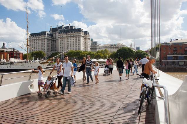 Com seus calçadões, Puerto Madero pode ser um local para fazer um agradável passeio pelas docas; o bairro oferece boas (e caras) opções de restaurantes, bares e cafés Com seus calçadões, Puerto Madero pode ser um local para fazer um agradável passeio pelas docas; o bairro oferece boas (e caras) opções de restaurantes, bares e cafés