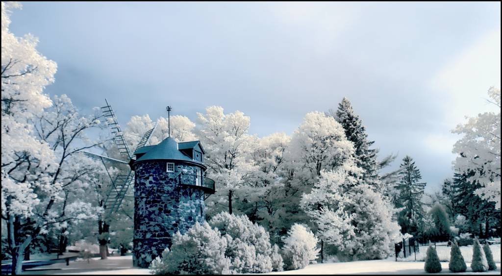 O Parc des Moulins (Parque dos Moinhos) era o jardim zoológico de Quebec. Hoje, com o zoo desativado, o parque é repleto de árvores canadenses rodeadas por mesas de piquenique em uma área de 9 hectares O Parc des Moulins (Parque dos Moinhos) era o jardim zoológico de Quebec. Hoje, com o zoo desativado, o parque é repleto de árvores canadenses rodeadas por mesas de piquenique em uma área de 9 hectares