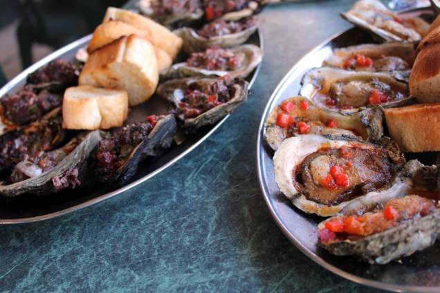 Nova Orleans é muito conhecida por sua gastronomia creole, fortemente influenciada pelas cozinhas espanhola, francesa e caribenha. Os frutos do mar, como ostras, lagostins e camarão são onipresentes Nova Orleans é muito conhecida por sua gastronomia creole, fortemente influenciada pelas cozinhas espanhola, francesa e caribenha. Os frutos do mar, como ostras, lagostins e camarão são onipresentes