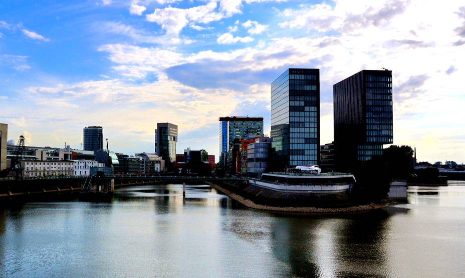 A cidade de Düsseldorf, na Alemanha, à beira do gracioso Rio Reno