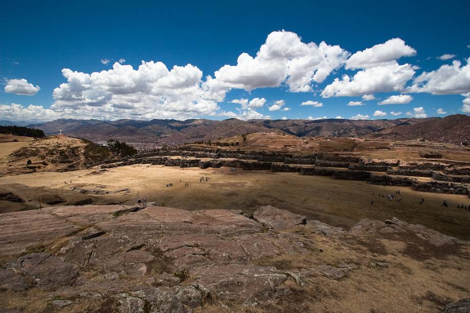 Qualquer viajante que chega a <a href="https://viajeaqui.abril.com.br/cidades/peru-cusco">Cusco</a> com destino a <a href="https://viajeaqui.abril.com.br/cidades/peru-machu-picchu">Machu Picchu</a> longo se defronta com um rol de perguntas cujas respostas ainda permanecem em brumas profundas. O dilatado complexo de <a href="https://viajeaqui.abril.com.br/estabelecimentos/peru-cusco-atracao-complexo-arqueologico-de-sacsayhuaman">Sacsayhuamán</a> foi tomado como uma fortaleza pelos conquistadores espanhóis, mas vários indícios apontam sua importância para fins cerimoniais. Qual era sua real finalidade, porém, ainda é ponto de questionamentos. Apesar de estar profundamente dilapidado, o que restou é de deslumbrante beleza. A sequência de muralhas e a amplitude do espaço roubam o fôlego no já rarefeito ar