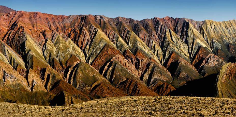 Ao norte de Salta, na cidadezinha de Jujuy, está a Quebrada de Humahuaca - um vale cercado por montanhas ultracoloridas que já fez parte do cenário de trilhas incas há milhares de anos, e que hoje está na lista de Patrimônios Naturais da Unesco