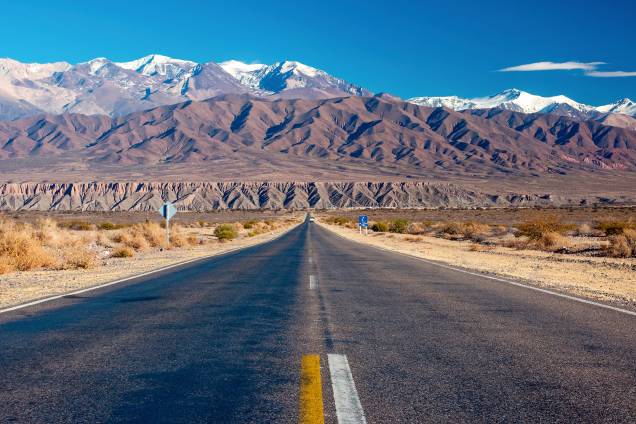 Em Salta, cidade mais turística do norte da Argentina, vale a pena alugar um carro e viajar pelas estradas da região para conhecer as vinícolas e explorar as vilas à beira da Cordilheira dos Andes Em Salta, cidade mais turística do norte da Argentina, vale a pena alugar um carro e viajar pelas estradas da região para conhecer as vinícolas e explorar as vilas à beira da Cordilheira dos Andes