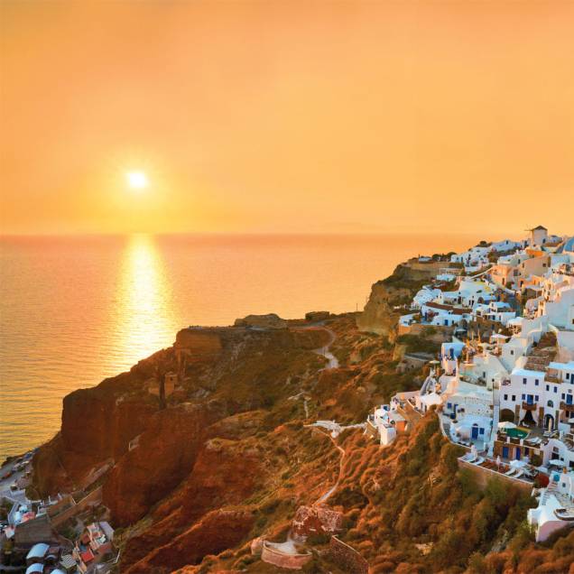 Quem precisa de praia quando tem as casas caiadas de branco e o pôr do sol de Santorini? Quem precisa de praia quando tem as casas caiadas de branco e o pôr do sol de Santorini?