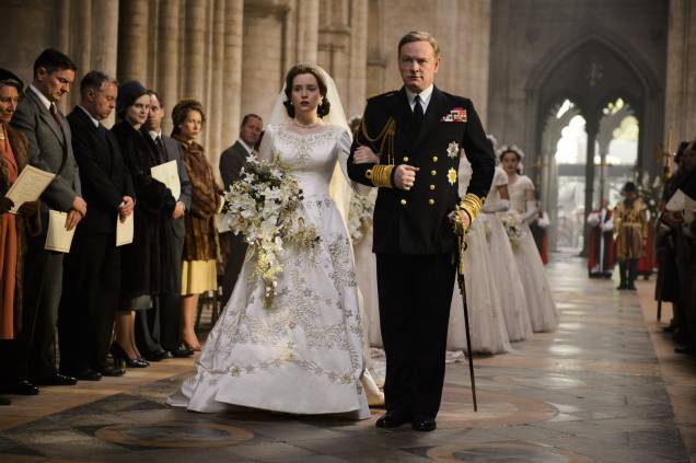 O roteiro é baseado na história da rainha Elizabeth II, então, você "viaja" pelo <a href="https://beta-develop.viagemeturismo.abril.com.br/paises/reino-unido/" target="_blank">Reino Unido</a> da década de 1950, inclusive por lugares que, felizmente, continuam acessíveis para os viajantes, como o Palácio de Kensington. Há ainda o Palácio de Buckingham, que abre para visitação de agosto até o final de setembro, e o Castelo de Windsor, que fica fora da cidade, mas é um local importante, já que abrigou a rainha durante os bombardeios à Londres, na Segunda Guerra Mundial. A série, que é a mais cara já produzida pela Netflix, está concorrendo nas categorias de Melhor Série Dramática e Melhor Ator Coadjuvante, com John Lithgow, que interpreta Churchill de forma brilhante. O roteiro é baseado na história da rainha Elizabeth II, então, você "viaja" pelo <a href="https://beta-develop.viagemeturismo.abril.com.br/paises/reino-unido/" target="_blank">Reino Unido</a> da década de 1950, inclusive por lugares que, felizmente, continuam acessíveis para os viajantes, como o Palácio de Kensington. Há ainda o Palácio de Buckingham, que abre para visitação de agosto até o final de setembro, e o Castelo de Windsor, que fica fora da cidade, mas é um local importante, já que abrigou a rainha durante os bombardeios à Londres, na Segunda Guerra Mundial. A série, que é a mais cara já produzida pela Netflix, está concorrendo nas categorias de Melhor Série Dramática e Melhor Ator Coadjuvante, com John Lithgow, que interpreta Churchill de forma brilhante.