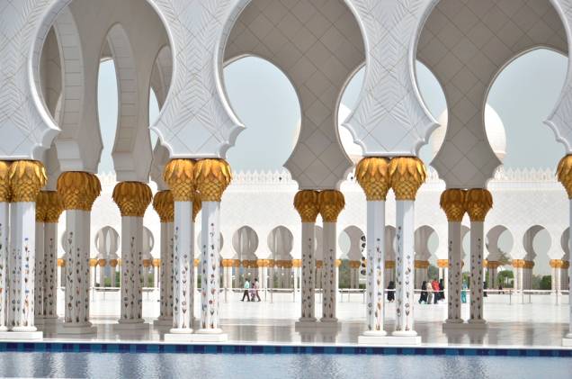 O maior carpete persa do mundo fica dentro da Grande Mesquita Sheik Zhayed O maior carpete persa do mundo fica dentro da Grande Mesquita Sheik Zhayed