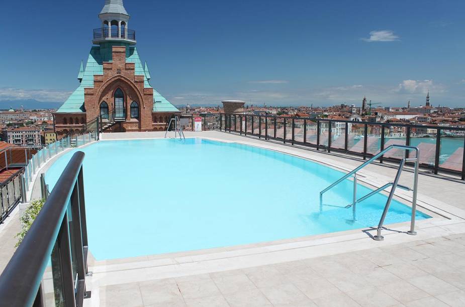 O Skyline, bar no alto do hotel Hilton Molino Stucky, é uma das atrações moderninhas da cidade - e uma das maneiras de ter uma vista impressionante do alto da cidade, que é quase toda plana