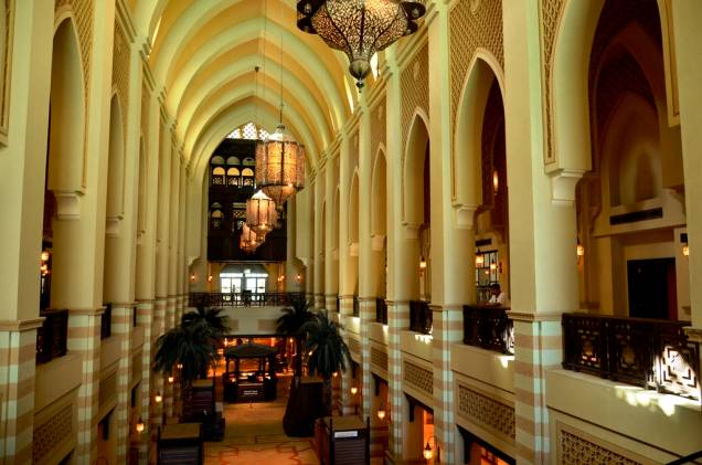 Com sua atmosfera silenciosa e preciosas lojas de artigos tradicionais, o Souk Al Bahar é um belo passeio em downtown, <a href="https://viajeaqui.abril.com.br/cidades/emirados-arabes-unidos-dubai" rel="Dubai" target="_blank">Dubai</a> Com sua atmosfera silenciosa e preciosas lojas de artigos tradicionais, o Souk Al Bahar é um belo passeio em downtown, <a href="https://viajeaqui.abril.com.br/cidades/emirados-arabes-unidos-dubai" rel="Dubai" target="_blank">Dubai</a>