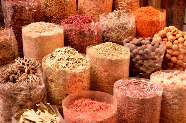 Incensos, pimentas, aromatizantes: o mercado de especiarias de Deira é um teste para os sentidos Incensos, pimentas, aromatizantes: o mercado de especiarias de Deira é um teste para os sentidos