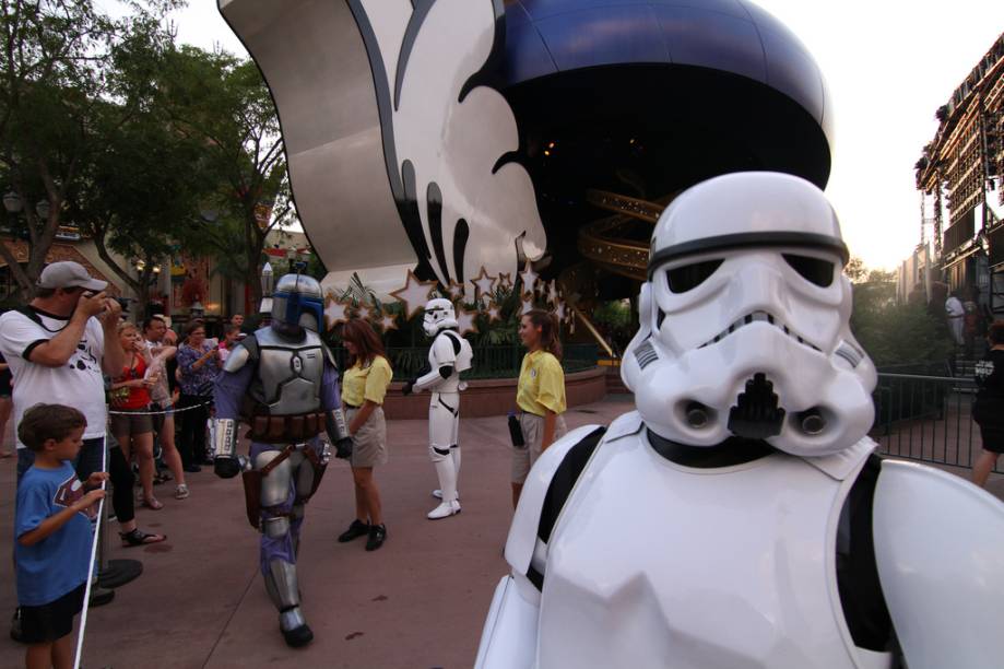 O parque Hollywood Studios, no <a href="https://viajeaqui.abril.com.br/materias/walt-disney-world-resort" rel="Walt Disney World Resort">Walt Disney World Resort</a> de Orlando, possui várias atrações relacionadas ao mundo Star Wars desde que George Lucas vendeu os direitos da série para o grupo. Você encontrará aqui de "treinamentos jedi" a paradas com todos os personagens O parque Hollywood Studios, no <a href="https://viajeaqui.abril.com.br/materias/walt-disney-world-resort" rel="Walt Disney World Resort">Walt Disney World Resort</a> de Orlando, possui várias atrações relacionadas ao mundo Star Wars desde que George Lucas vendeu os direitos da série para o grupo. Você encontrará aqui de "treinamentos jedi" a paradas com todos os personagens
