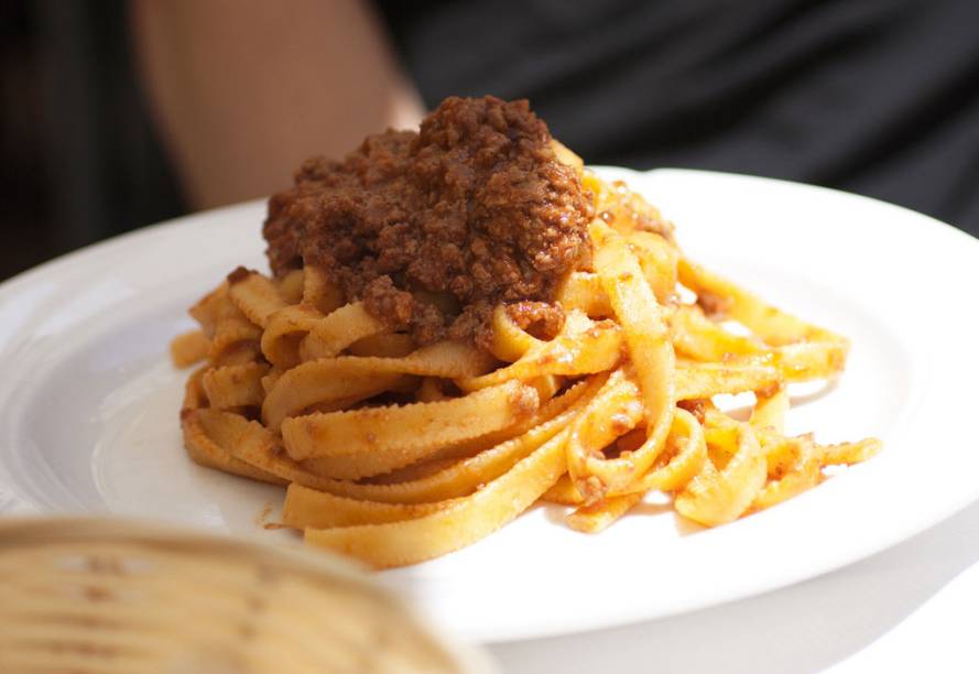 Ao invés de um espaguete a bolonhesa, peça aqui um tagliatelle al ragù. Você levará uma massa maravilhosa e ainda não receberá um olhar torto do garçom
