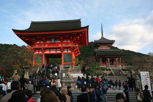 Entrada principal do templo Kiyomizudera, com o portão de entrada e o pagode budista à direita Entrada principal do templo Kiyomizudera, com o portão de entrada e o pagode budista à direita