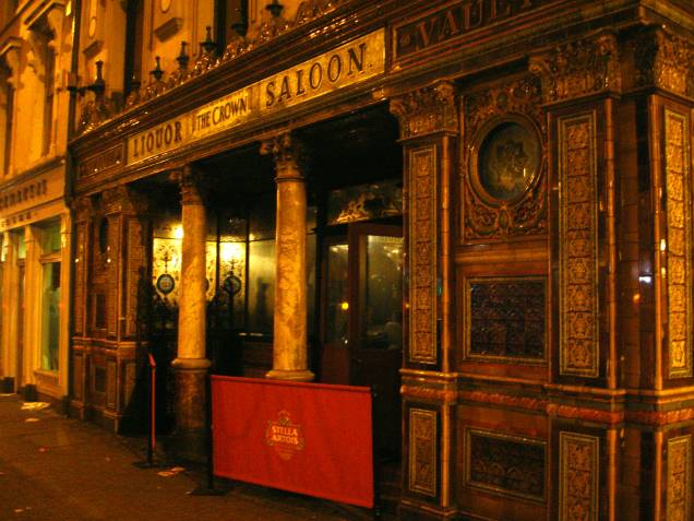 O The Crown Liquor Saloon é um tradicional pub da cidade de <a href="https://viajeaqui.abril.com.br/cidades/irlanda-do-norte-belfast" rel="Belfast">Belfast</a> e parada obrigatória durante a estada na capital. Além do ambiente aconchegante, há opções variadas de cervejas e petiscos O The Crown Liquor Saloon é um tradicional pub da cidade de <a href="https://viajeaqui.abril.com.br/cidades/irlanda-do-norte-belfast" rel="Belfast">Belfast</a> e parada obrigatória durante a estada na capital. Além do ambiente aconchegante, há opções variadas de cervejas e petiscos