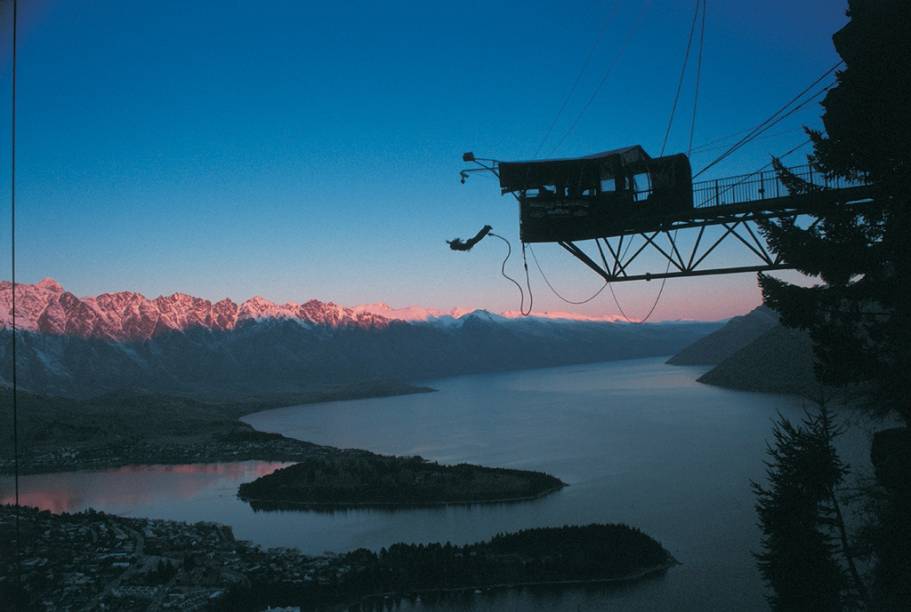 O The Ledge é um dos clássicos bungy jumps de Queenstown, com uma plataforma 400 metros acima do nível da cidade