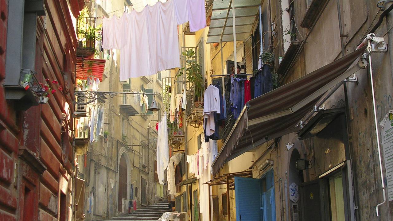 Rua de Nápoles, Itália