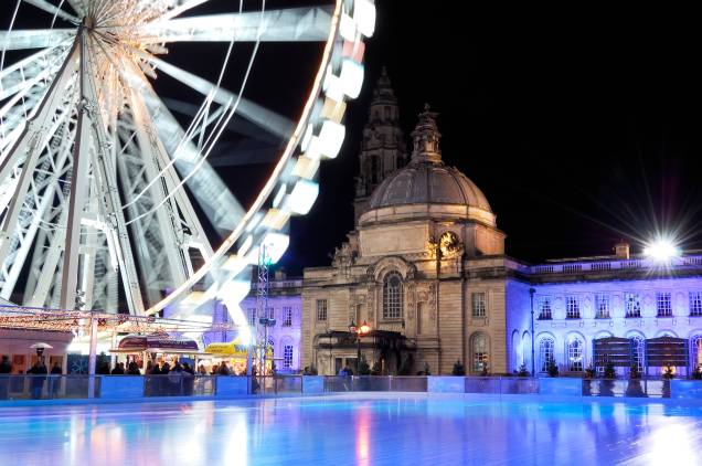 O parque Winter Wonderland de Cardiff, a capital do País de Gales, é repleto de atrações para curtir o inverno. Entre elas, destacam-se a <strong>pista de patinação</strong> e o gracioso Vilarejo Alpino O parque Winter Wonderland de Cardiff, a capital do País de Gales, é repleto de atrações para curtir o inverno. Entre elas, destacam-se a <strong>pista de patinação</strong> e o gracioso Vilarejo Alpino