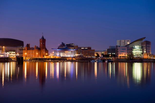 Cardiff é uma cidade portuária, considerada a capital mais nova da Europa. Há um século, ela foi considerada o porto de carvão mais ocupado do planeta. Hoje, atrações turísticas ocupam as antigas docas. De sua baía, é possível ter uma bela visão da cidade Cardiff é uma cidade portuária, considerada a capital mais nova da Europa. Há um século, ela foi considerada o porto de carvão mais ocupado do planeta. Hoje, atrações turísticas ocupam as antigas docas. De sua baía, é possível ter uma bela visão da cidade
