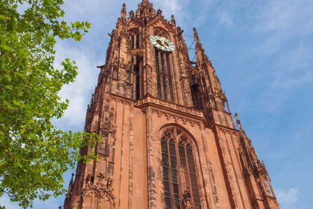 Na rota de roteiros religiosos, ideais para turistas que não dispensam uma atmosfera espiritualizada pra descarregar as energias, a Catedral de São Bartholomeu de Frankfurt é repleta de beleza, com belas obras de arte em seu interior Na rota de roteiros religiosos, ideais para turistas que não dispensam uma atmosfera espiritualizada pra descarregar as energias, a Catedral de São Bartholomeu de Frankfurt é repleta de beleza, com belas obras de arte em seu interior