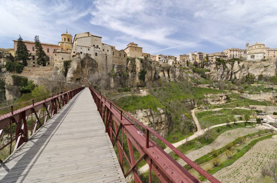 Vista do lado da ponte de Huecar Gorge para Cuenca