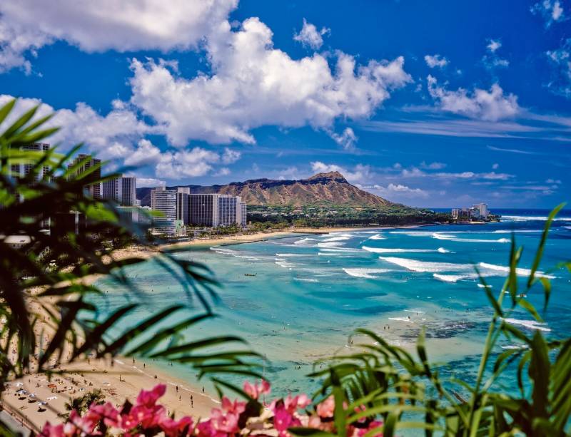 Waikiki é uma das atrações mais badaladas de <a href="https://viajeaqui.abril.com.br/cidades/estados-unidos-honolulu" rel="Honolulu" target="_self">Honolulu</a>, no Havaí. Em meio a suas praias urbanizadas, estão enormes arranha-céus, ruas repletas de lojas de grife, shoppings centers, restaurantes finos e hotéis de luxo. Na foto, é possível ver o vulcão extinto Diamond Head, ao fundo