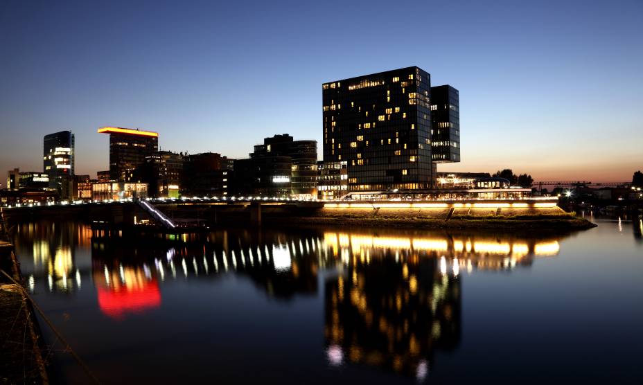 A cidade alemã de Düsseldorf vista a partir do Rheinpromenade