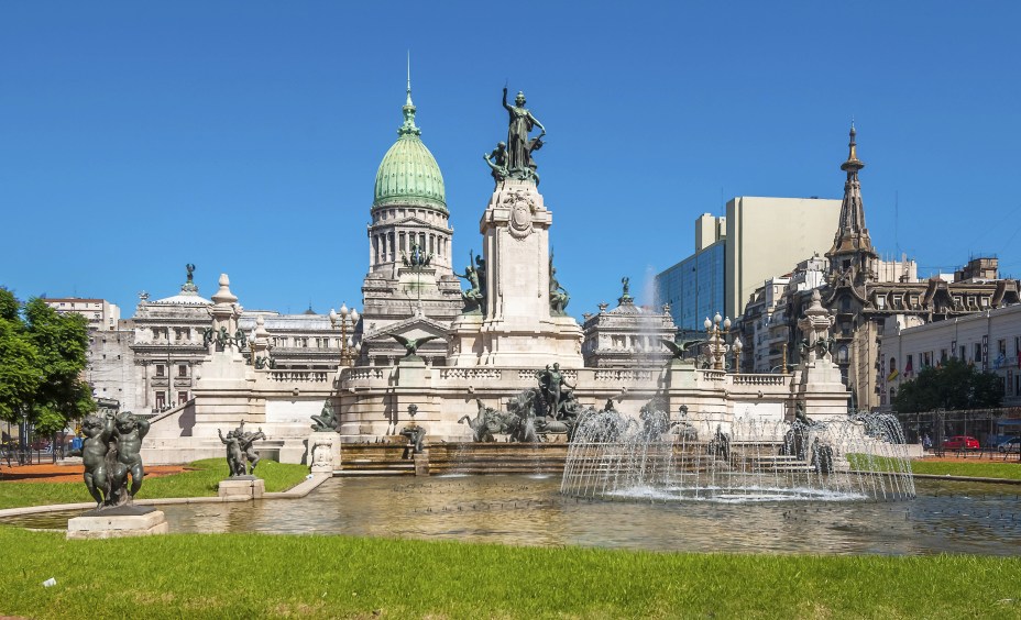 Prédio do Congresso Nacional em <a href="https://viajeaqui.abril.com.br/cidades/ar-buenos-aires" rel="Buenos Aires">Buenos Aires</a> – a fonte da Plaza del Congreso representa o Oceano Atlântico, e a escadaria logo atrás representa a Cordilheira dos Andes